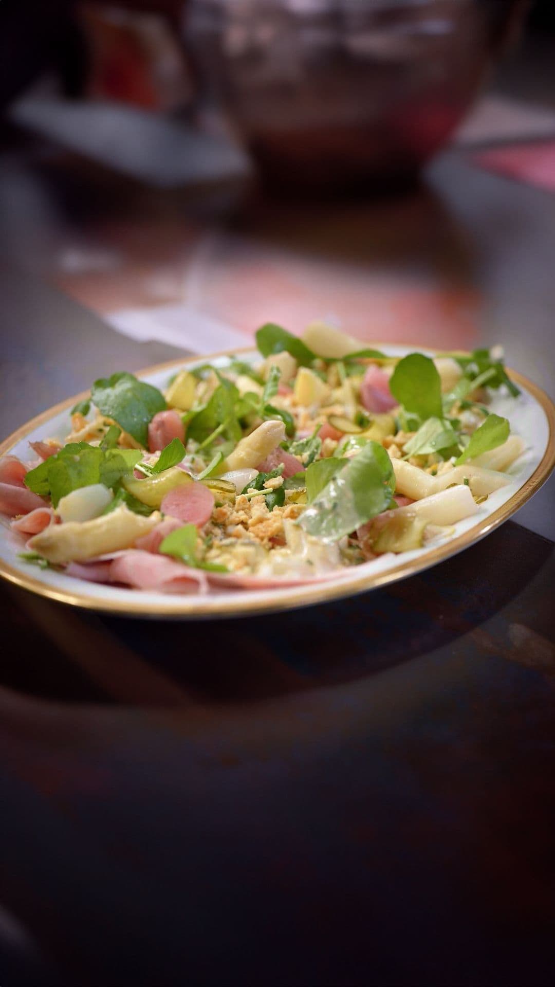Salade van asperges met gekookte ham en vinaigrette salée met ei
