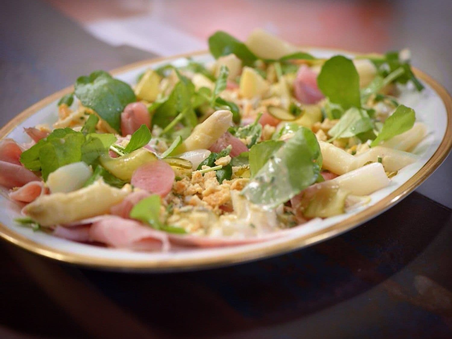 Salade van asperges met gekookte ham en vinaigrette salée met ei
