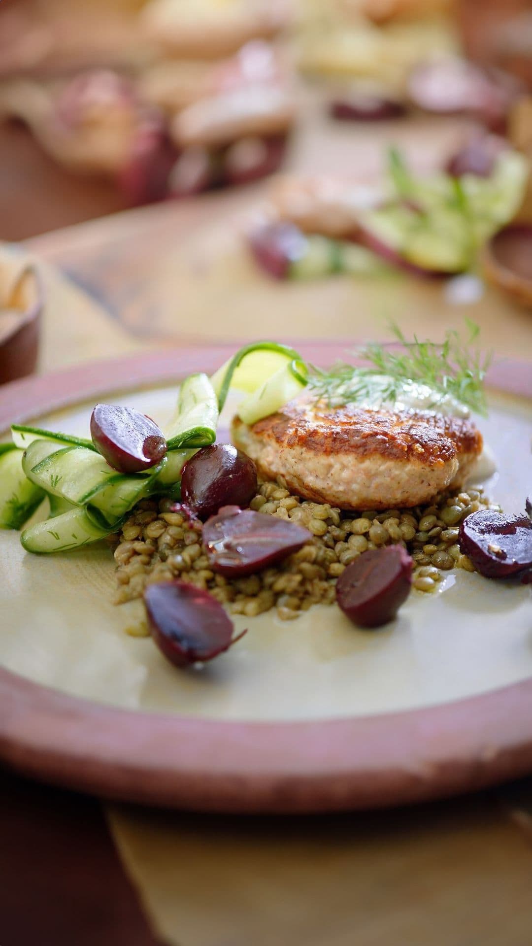 Zalmburger met linzensalade