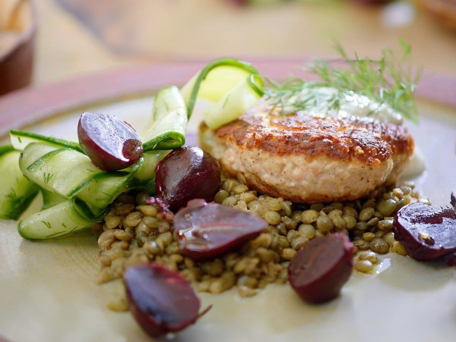 Zalmburger met linzensalade