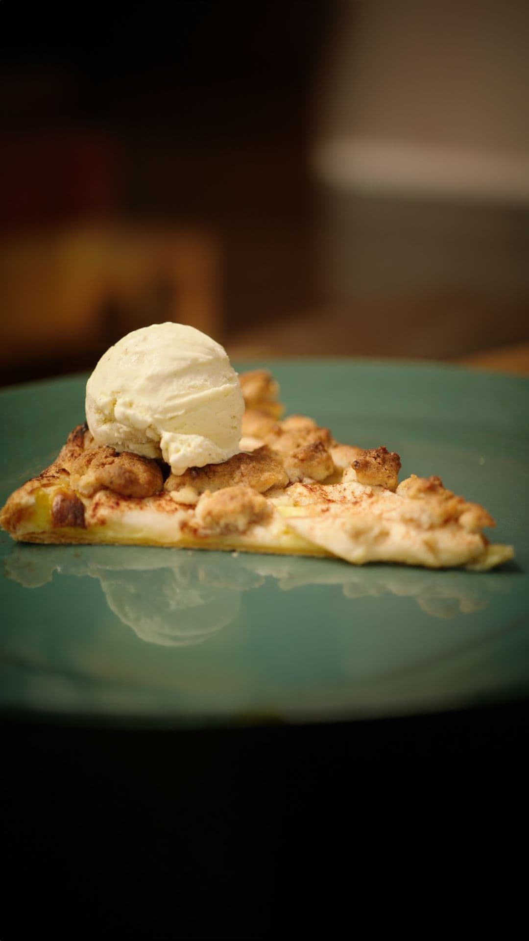 Bladerdeegpizza met appel, banketbakkersroom en walnotencrumble