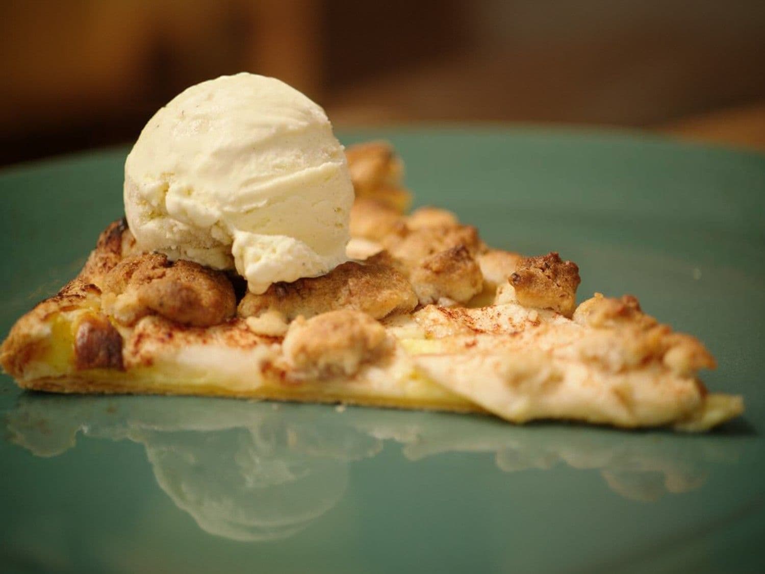 Bladerdeegpizza met appel, banketbakkersroom en walnotencrumble