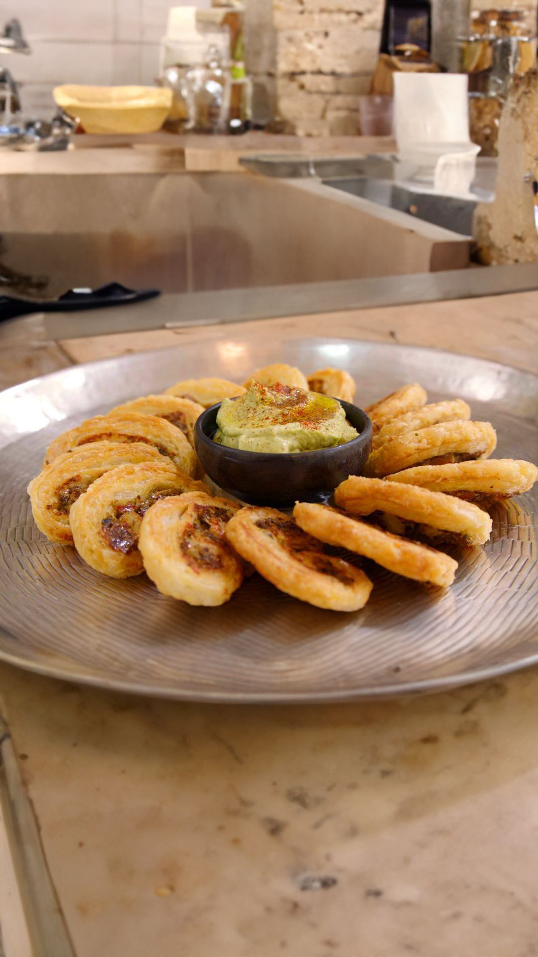 Olijvenkoekjes met limoenhummus