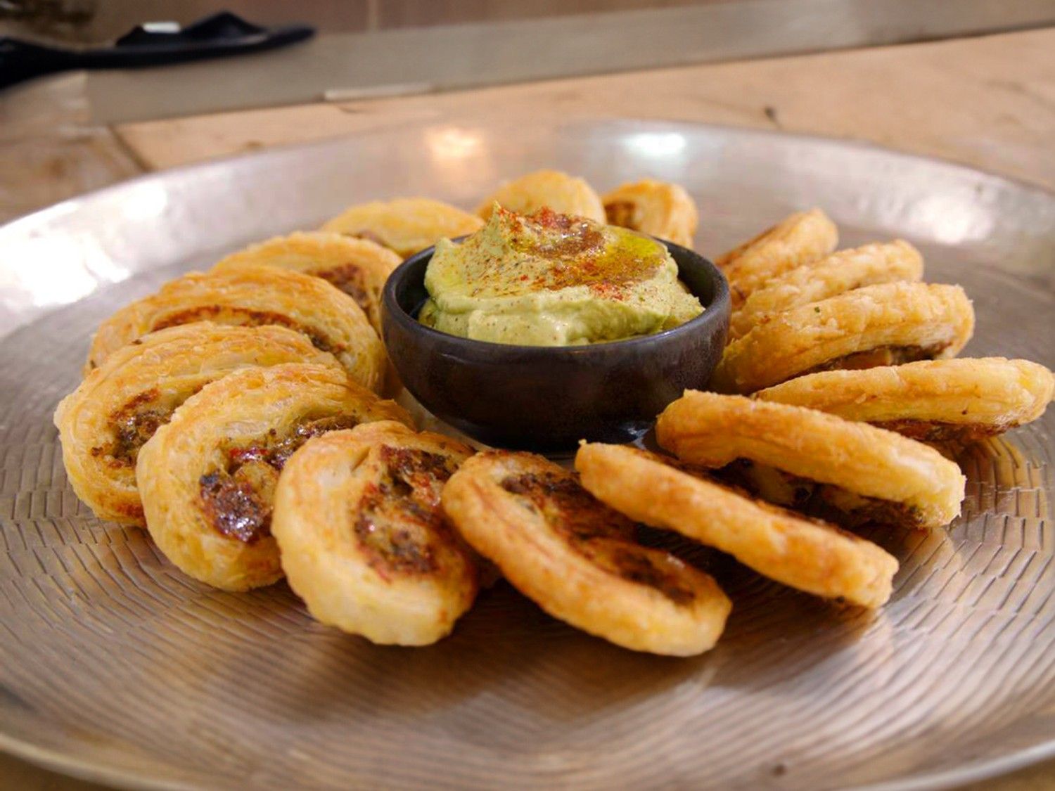 Olijvenkoekjes met limoenhummus