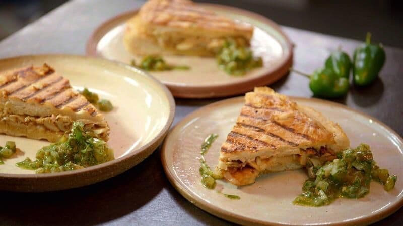 Croque kebab met oesterzwammen, taleggiokaas en relish van augurk en jalapeño