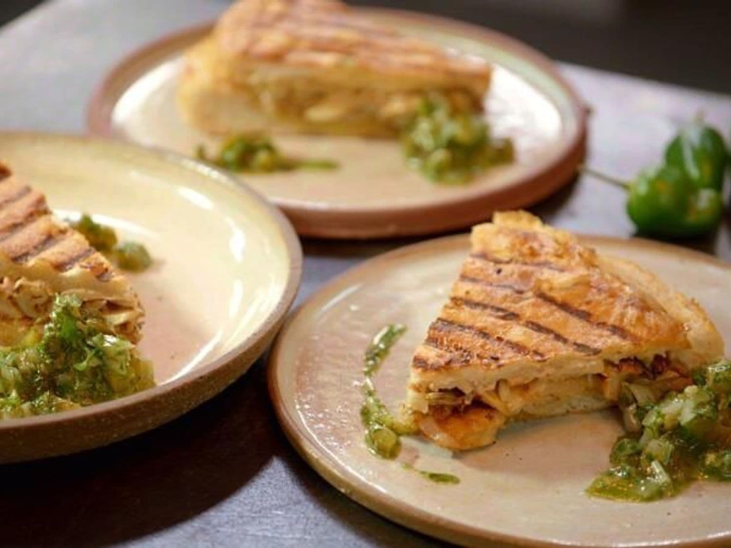 Croque kebab met oesterzwammen, taleggiokaas en relish van augurk en jalapeño