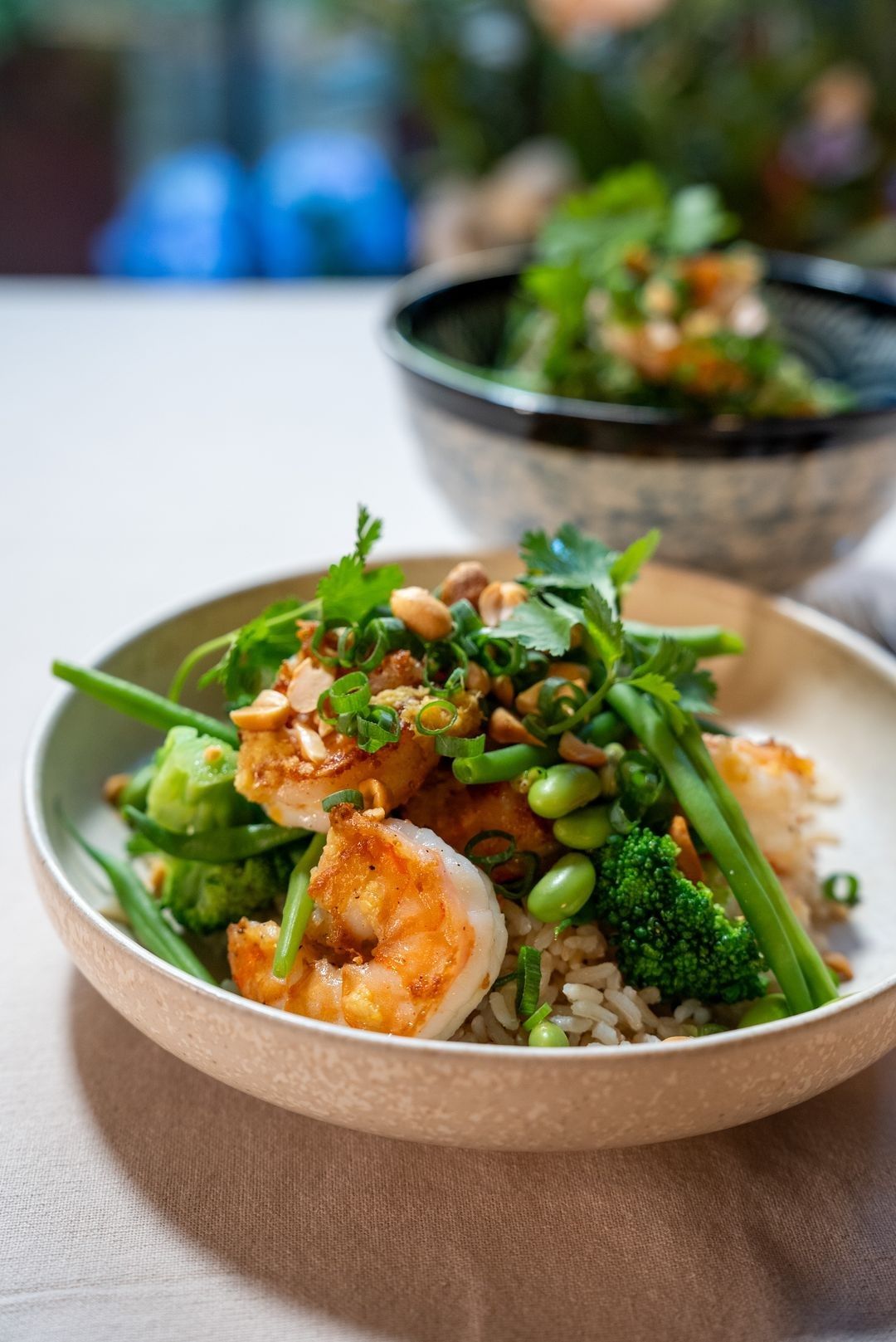 Rijstsalade met groene groenten, scampi en Thaise dressing