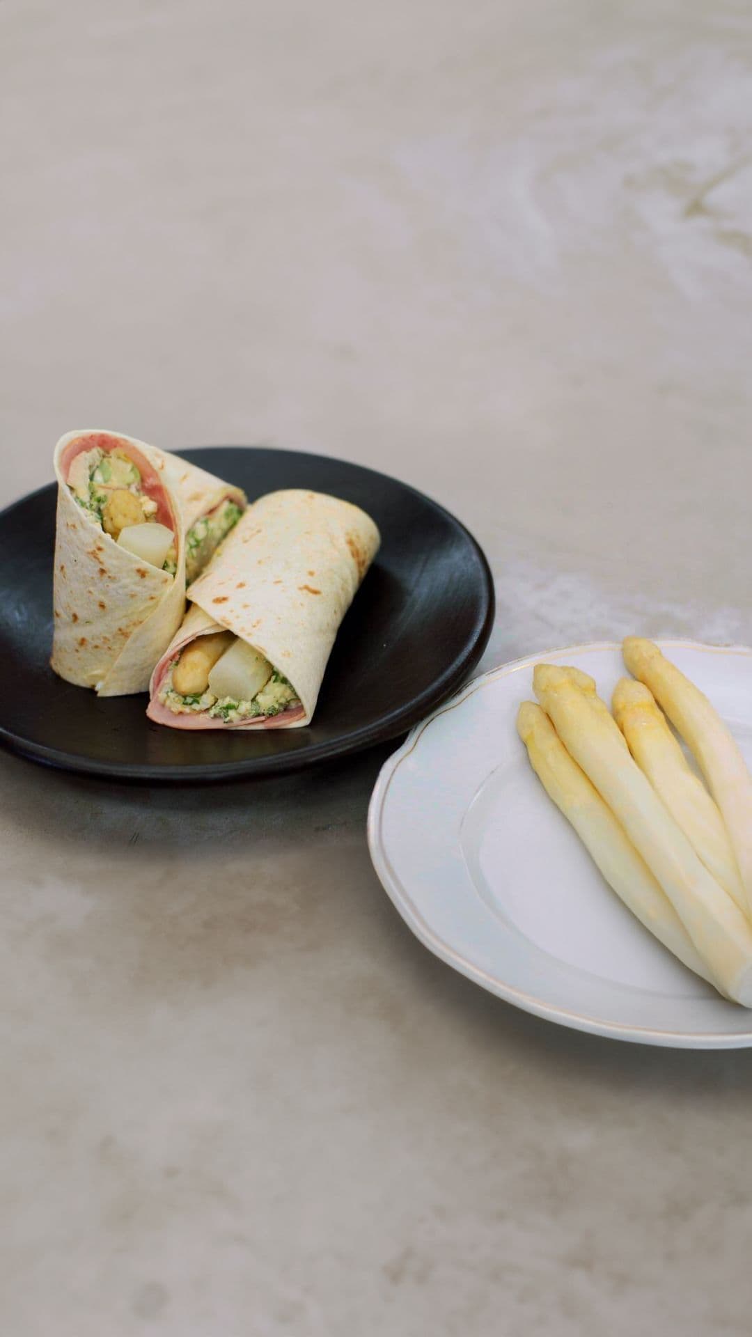 Wraps met witte asperges, kookham en eiersla