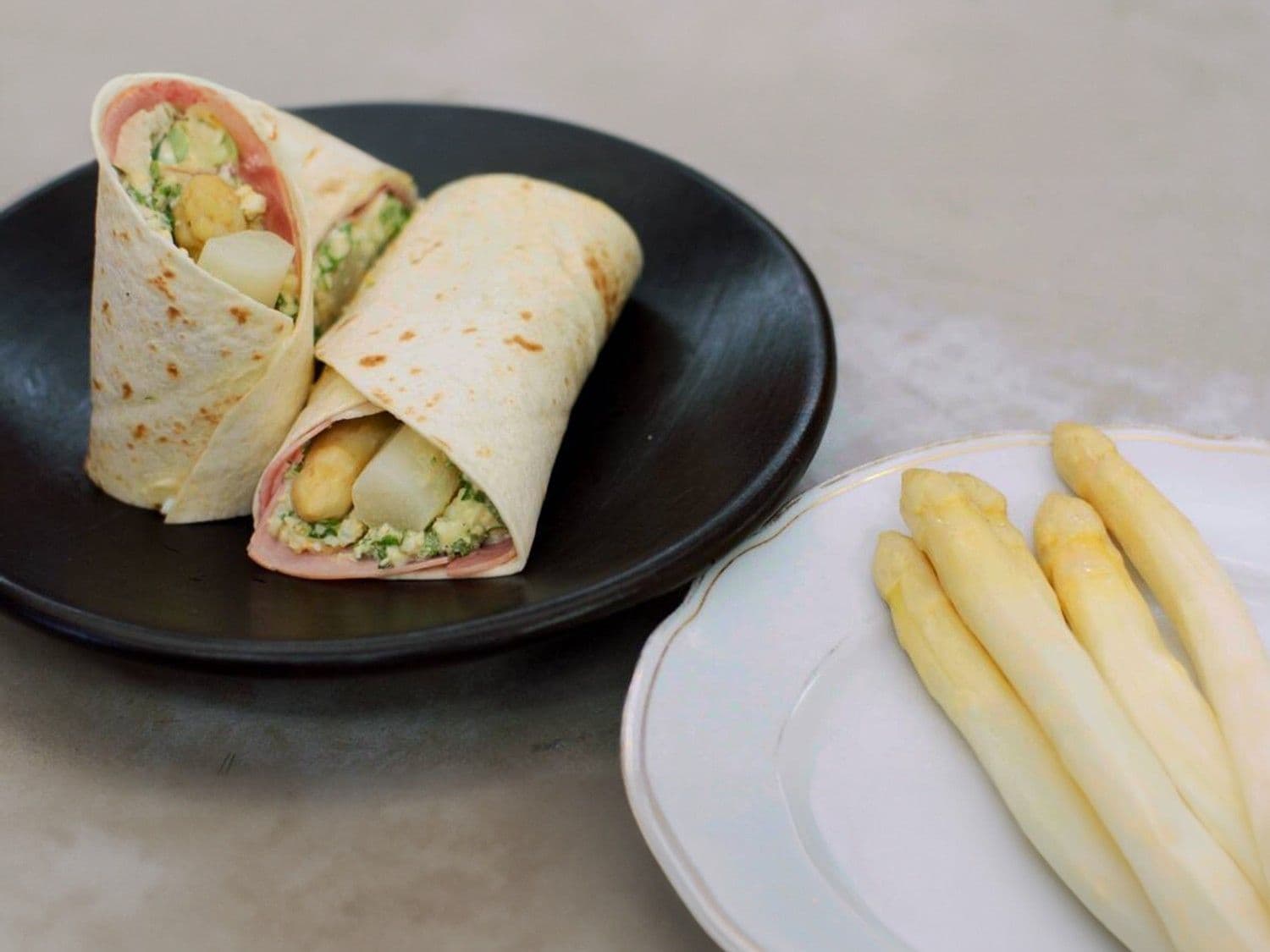 Wraps met witte asperges, kookham en eiersla