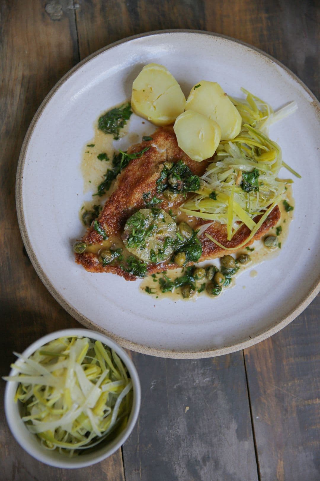 Schnitzel van rogvleugel piccata met gebraiseerde prei