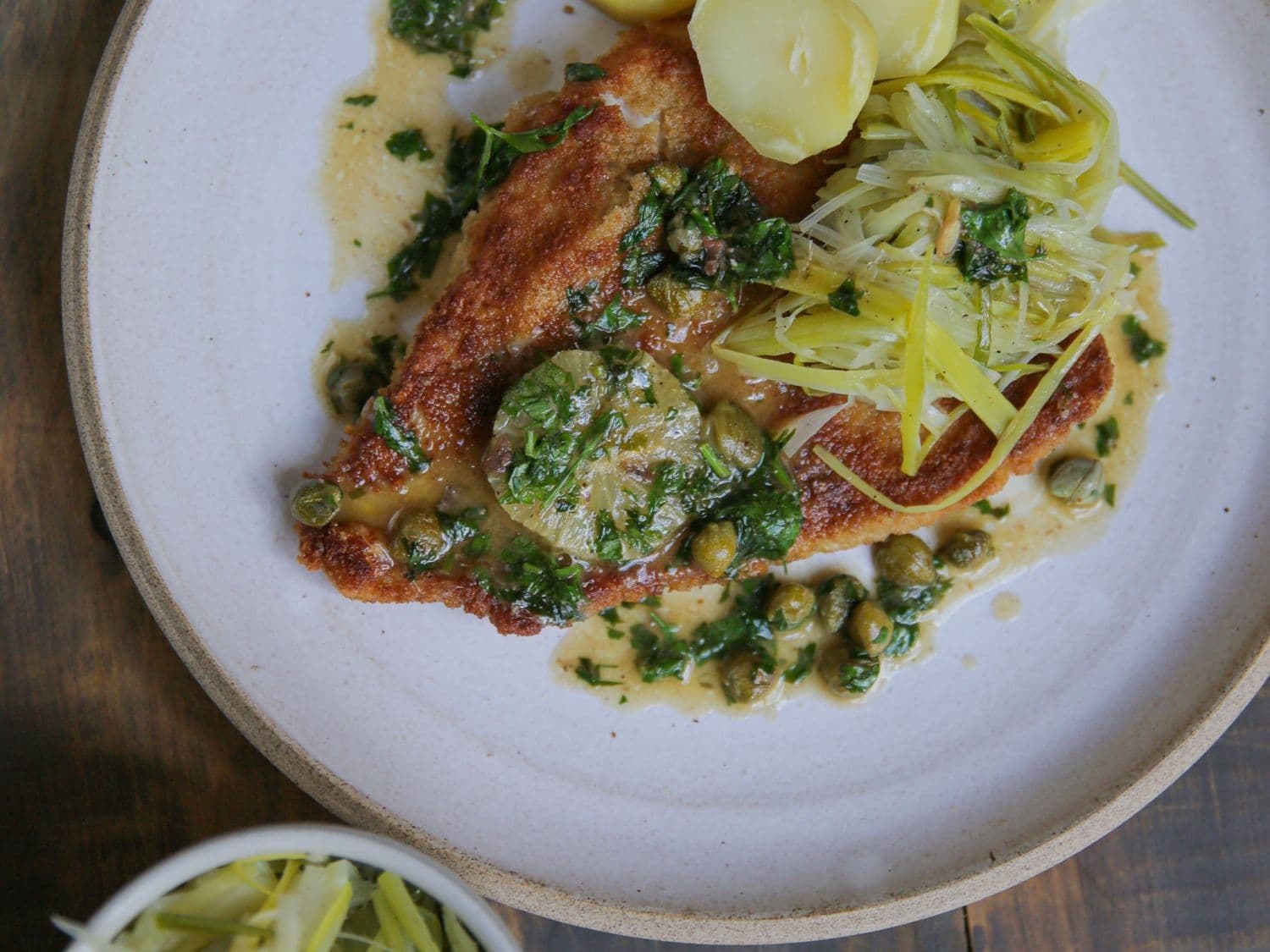 Schnitzel van rogvleugel piccata met gebraiseerde prei