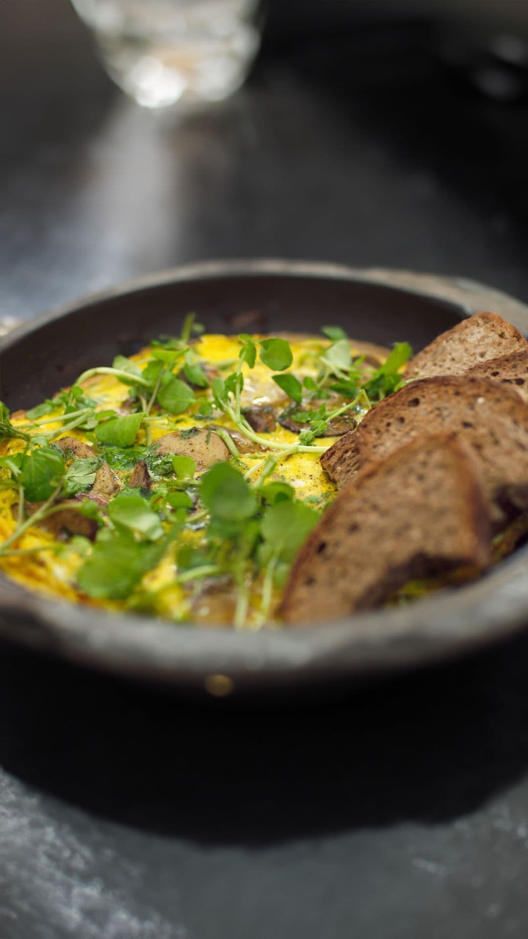 Omelet met eekhoorntjesbrood en peterseliewortel