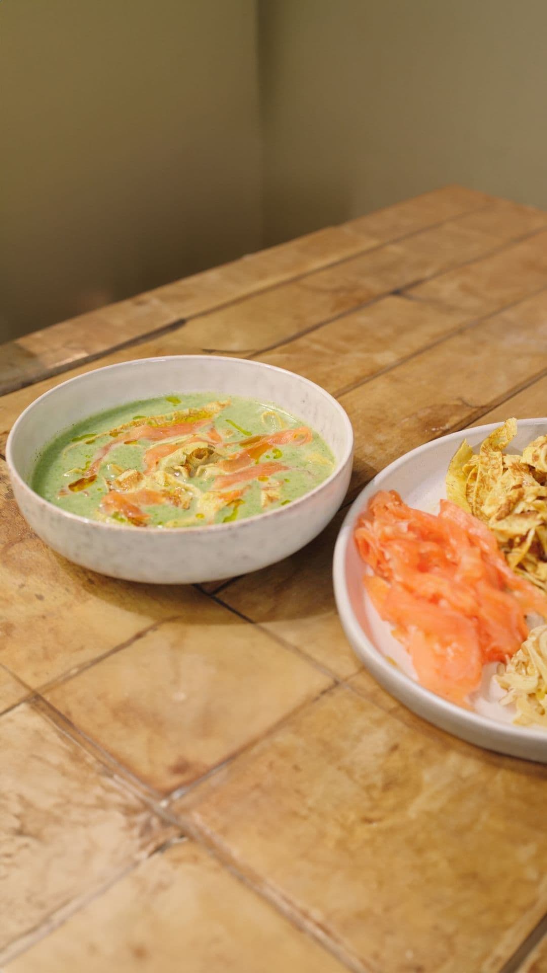 Koud soepje van waterkers met omelet en gerookte zalm