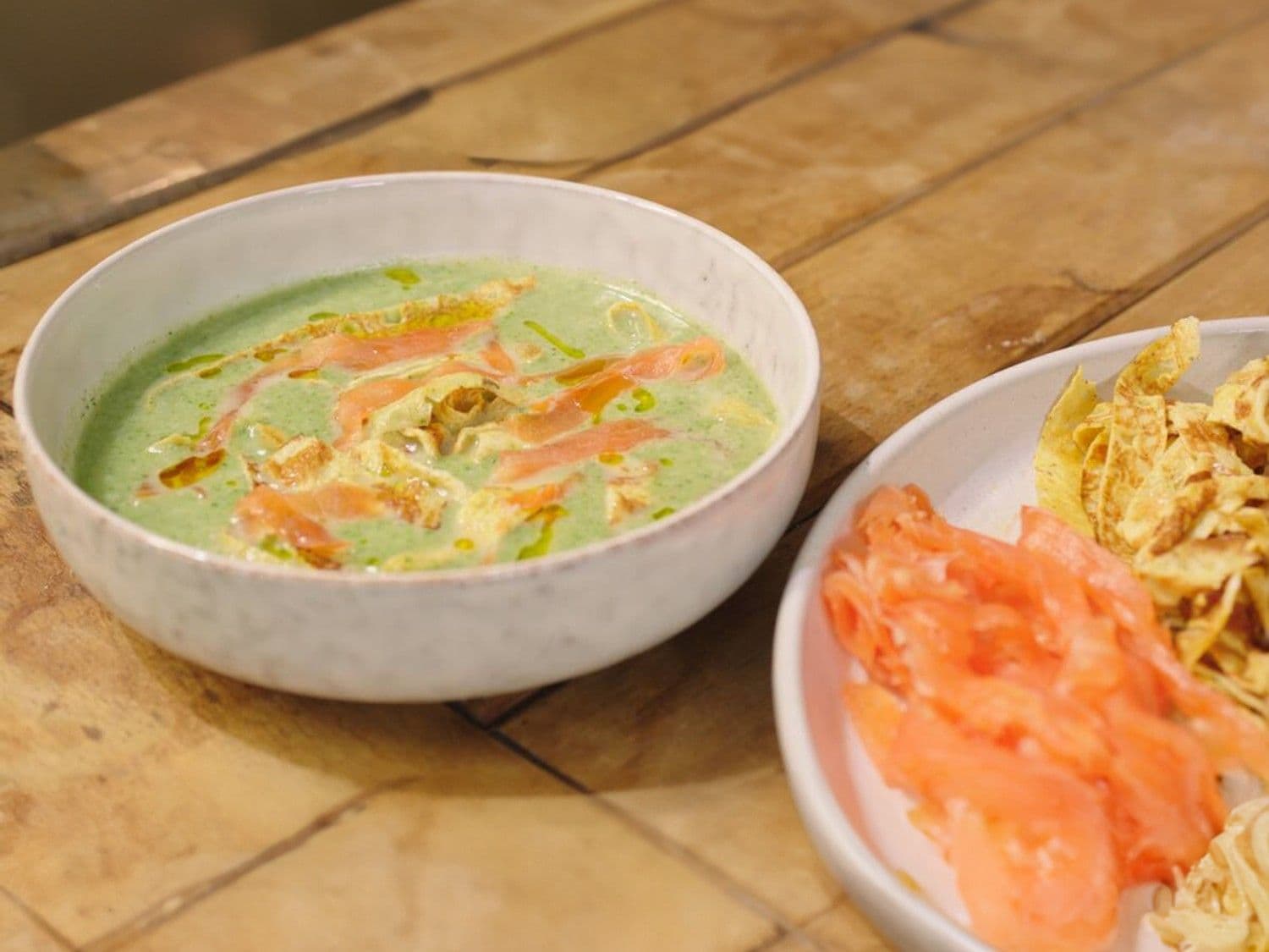 Koud soepje van waterkers met omelet en gerookte zalm