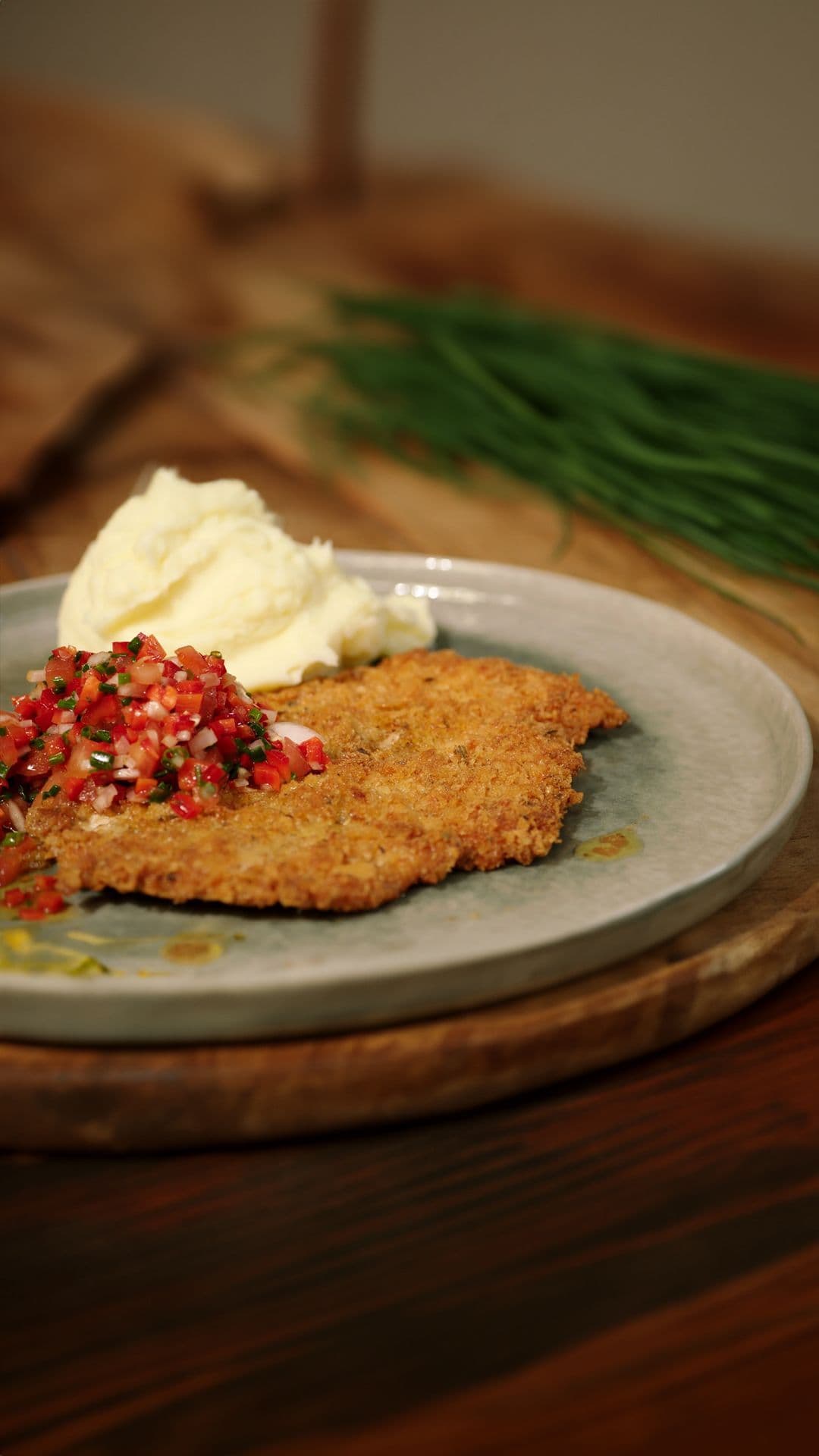 Gepaneerde kipfilet met paprikasalsa en olijfoliepuree