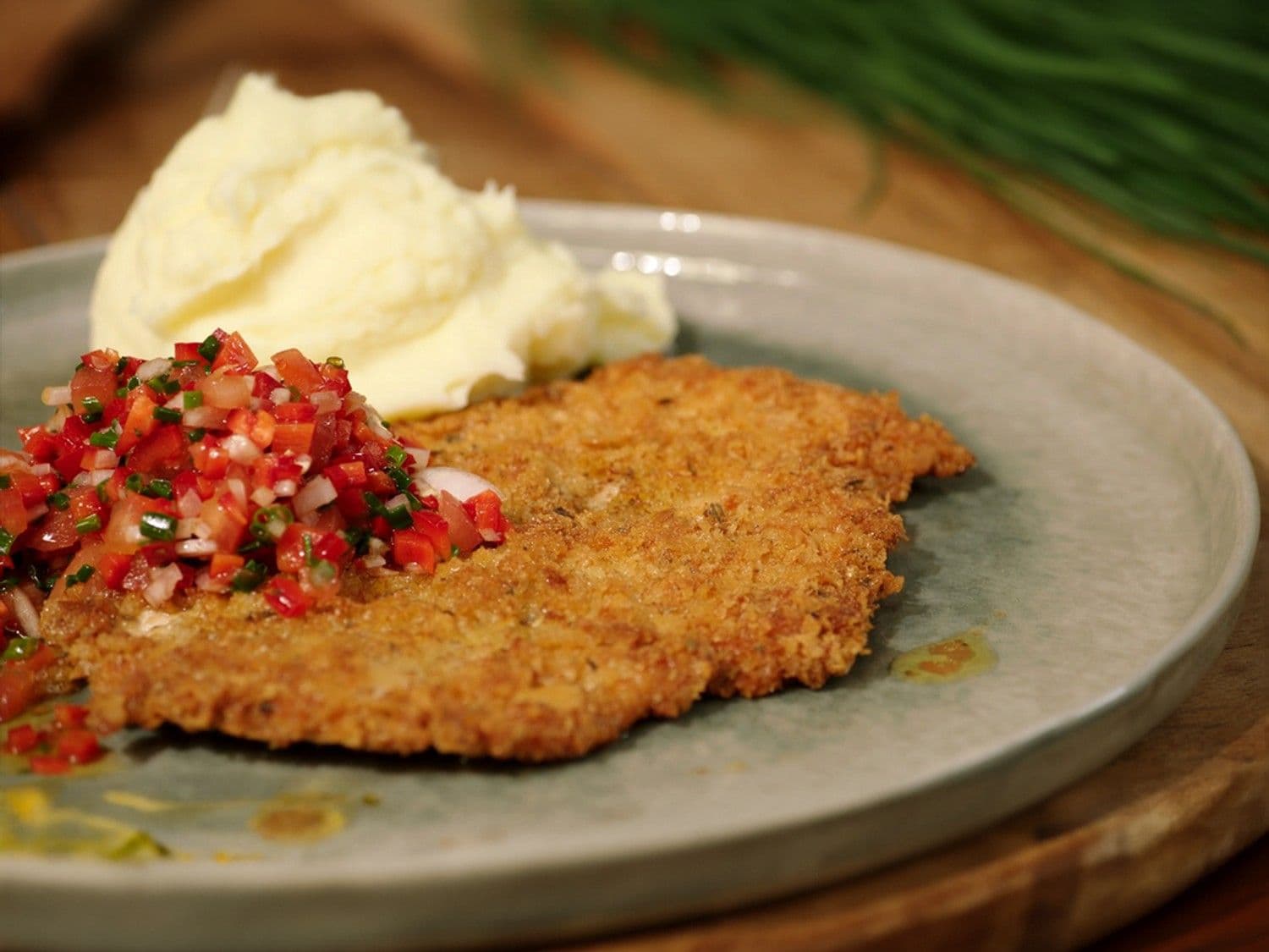 Gepaneerde kipfilet met paprikasalsa en olijfoliepuree
