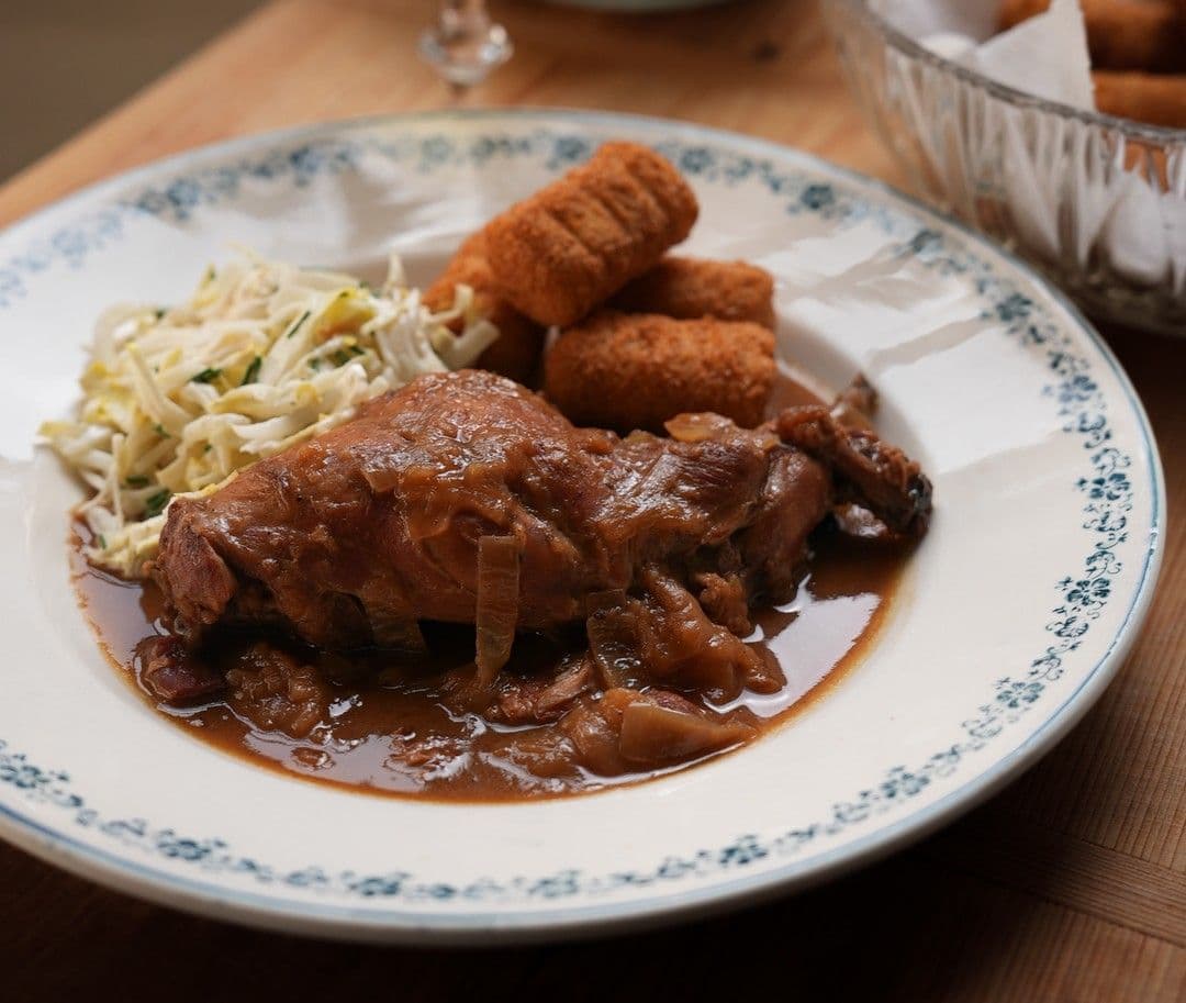 Konijn met peperkoek en kroketten