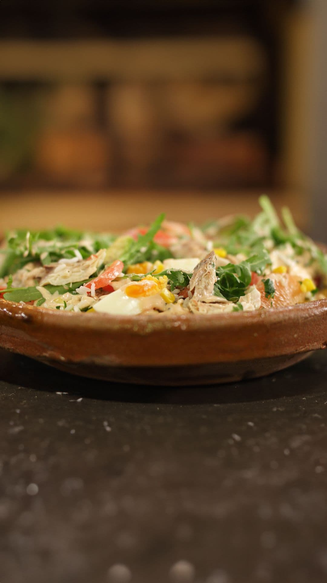 Rijstsalade met gerookte makreel, avocado en cocktaildressing