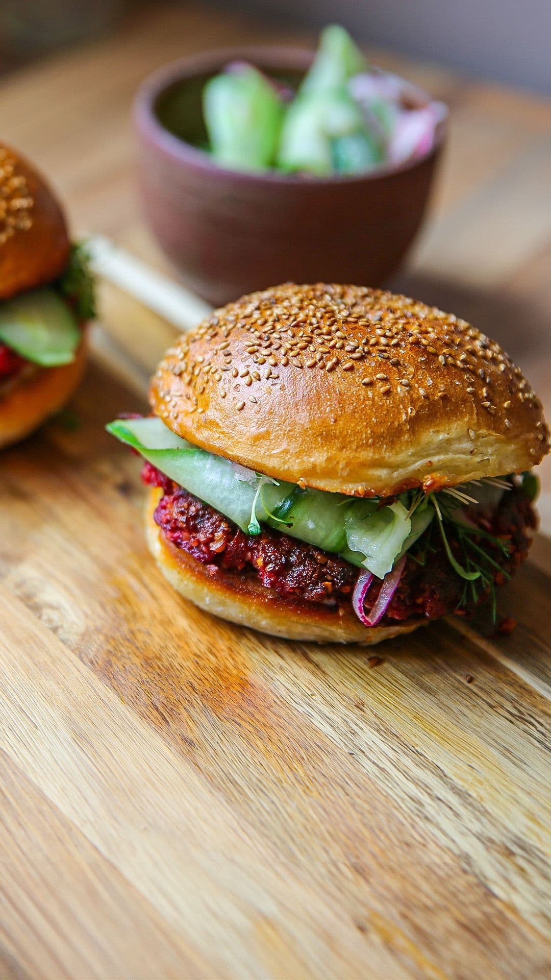 Rodebietenburger met zoetzure komkommer en mieriksworteldressing