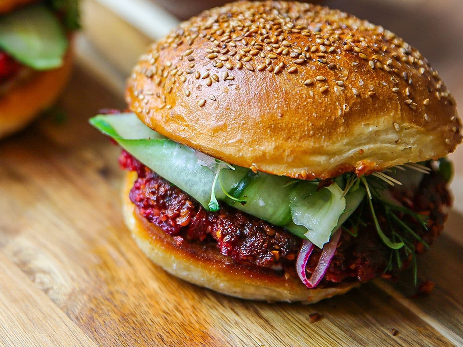 Rodebietenburger met zoetzure komkommer en mieriksworteldressing