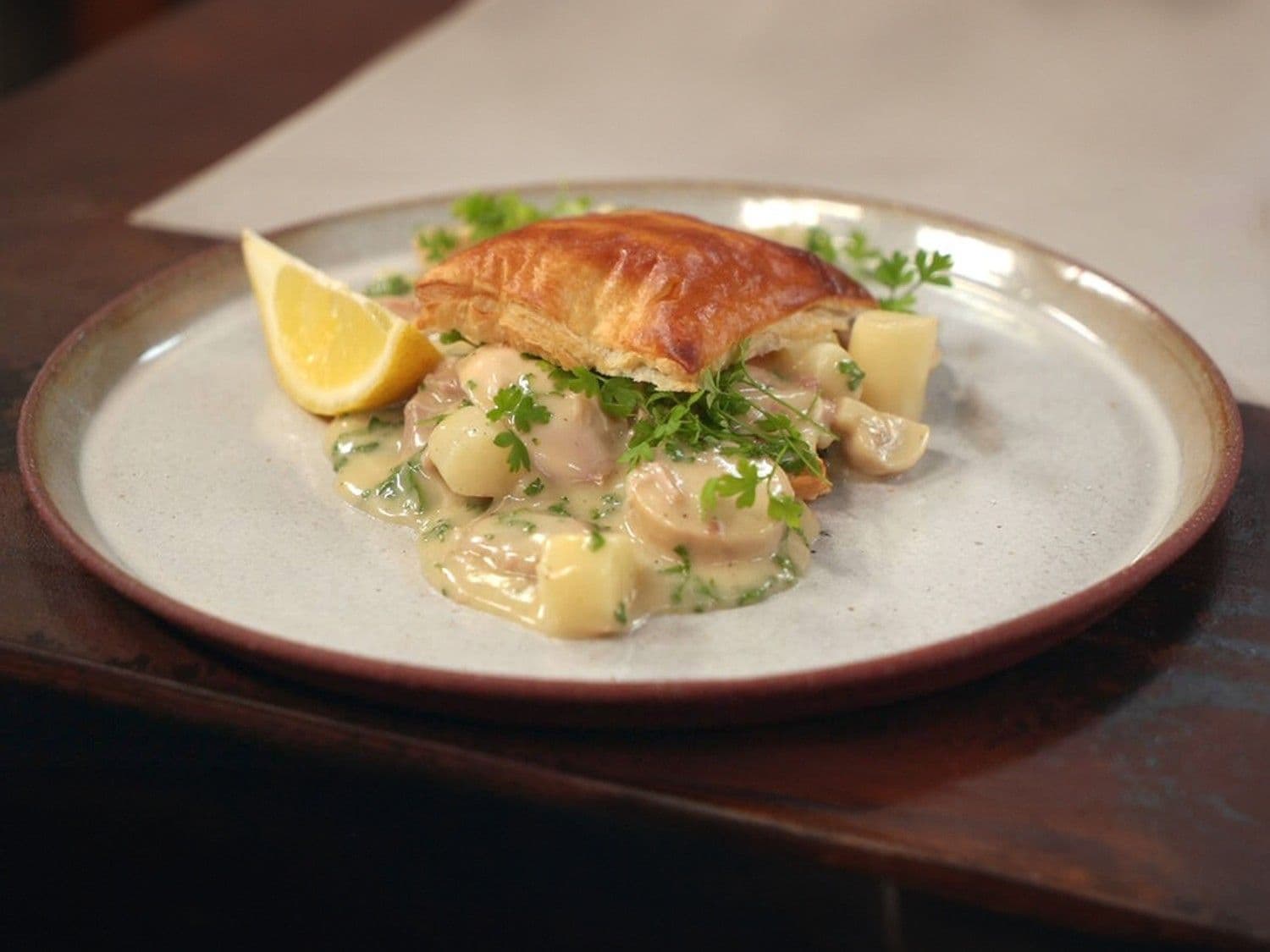 Koninginnenhapje met kip, witte pens, asperges en champignons