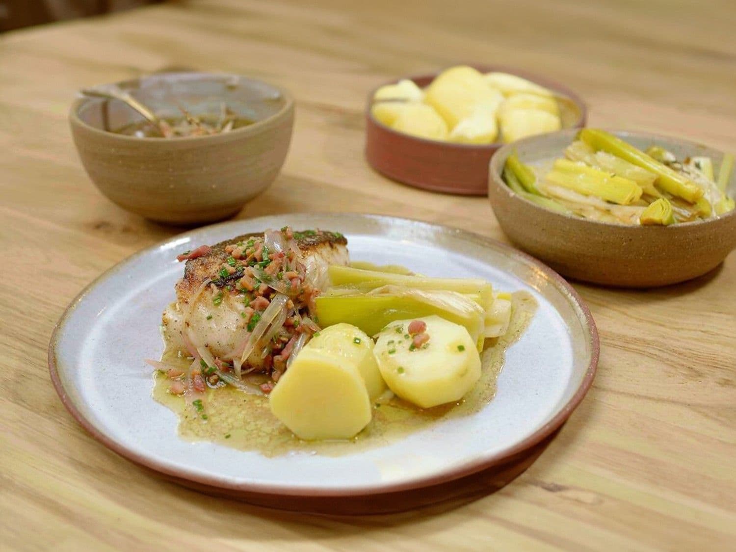 Kabeljauw met prei, aardappelen en spekvinaigrette