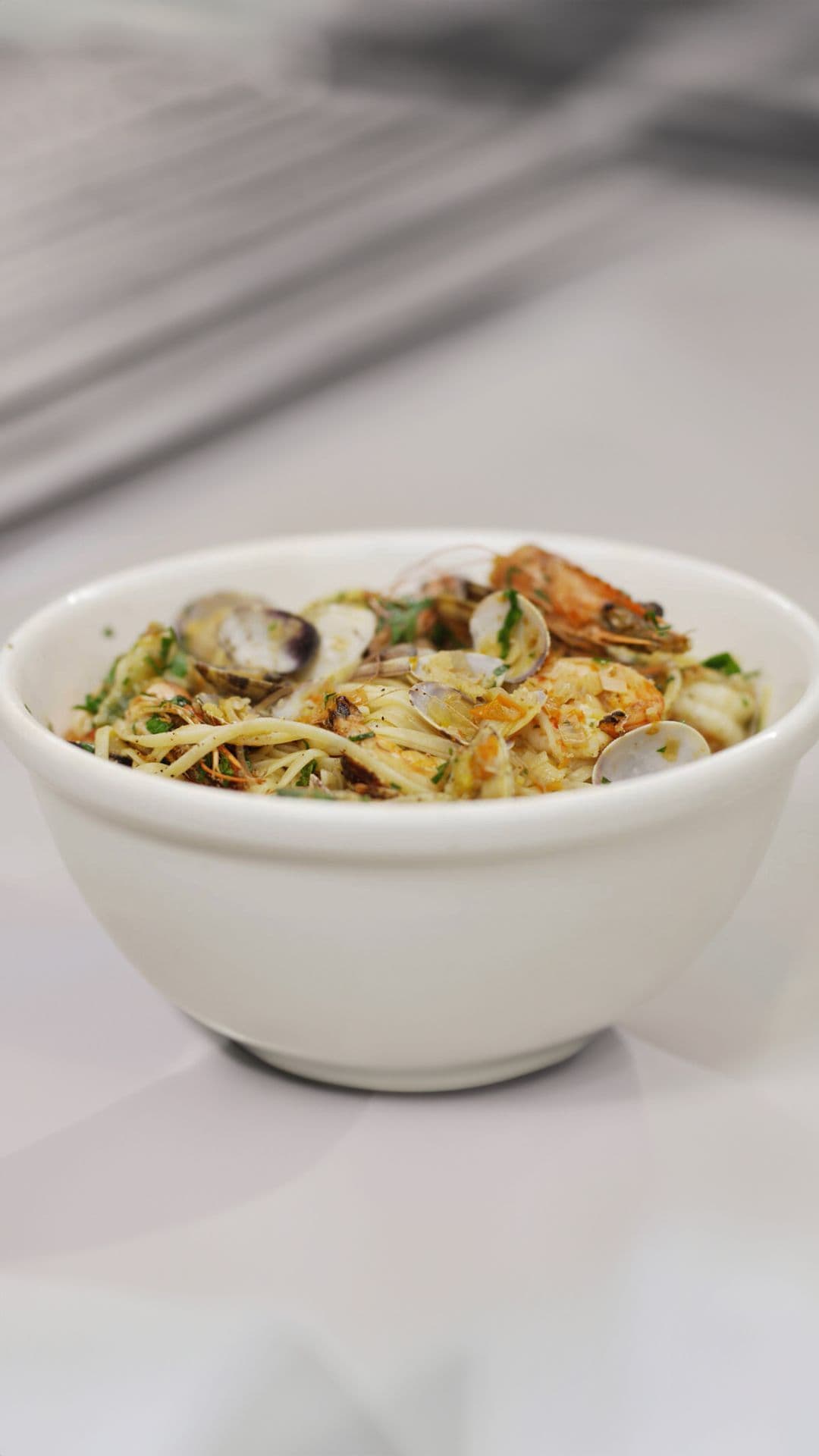 Linguine met gamba’s, schelpjes en kerstomaat