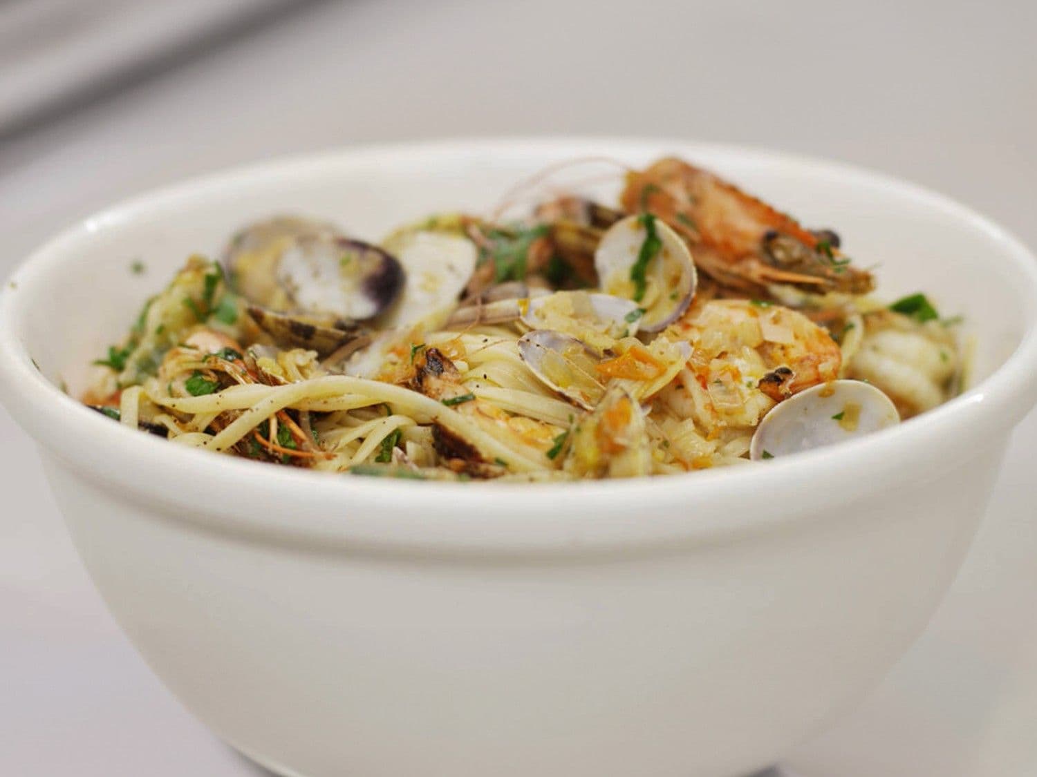 Linguine met gamba’s, schelpjes en kerstomaat