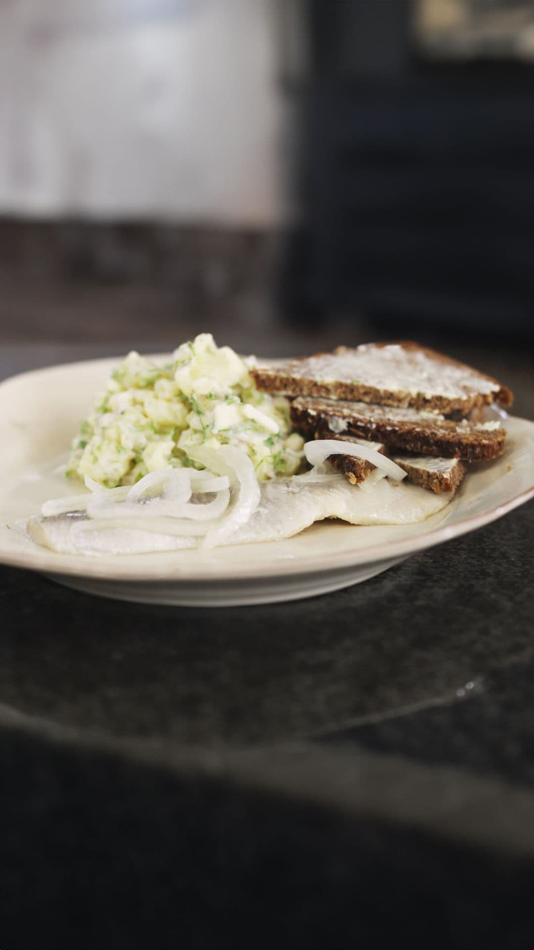 Zure haring met aardappelsalade en pompernikkel