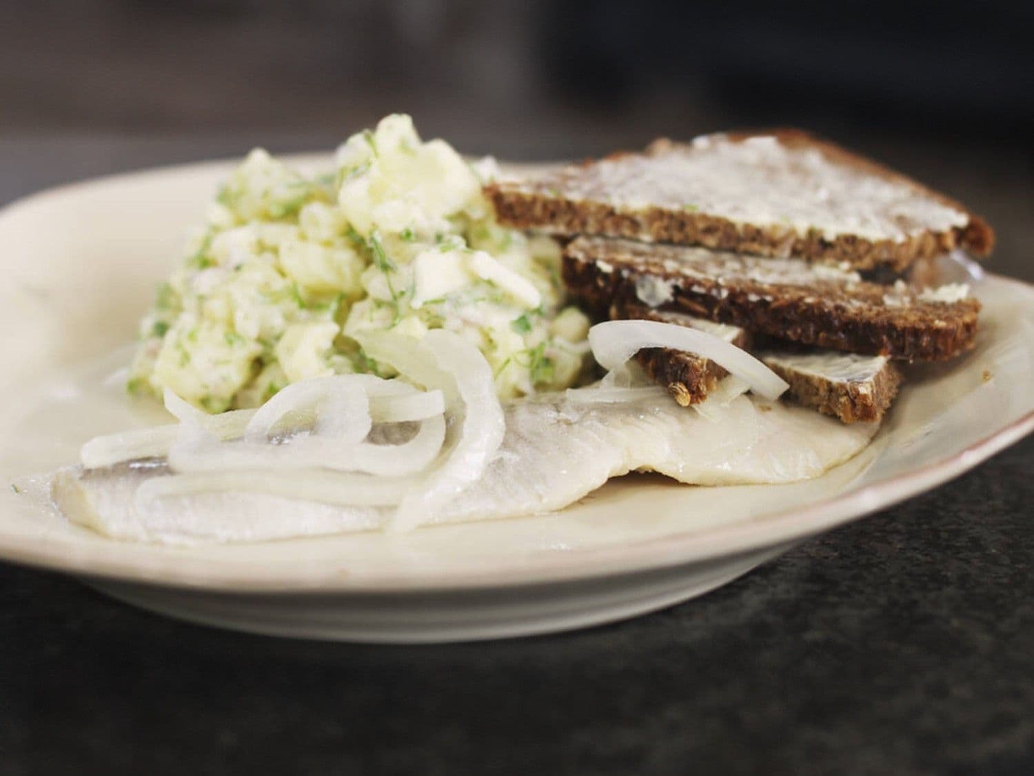 Zure haring met aardappelsalade en pompernikkel