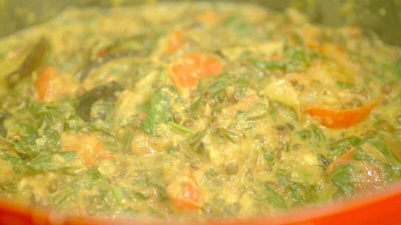 Dahl met spinazie en gegrilde aubergine