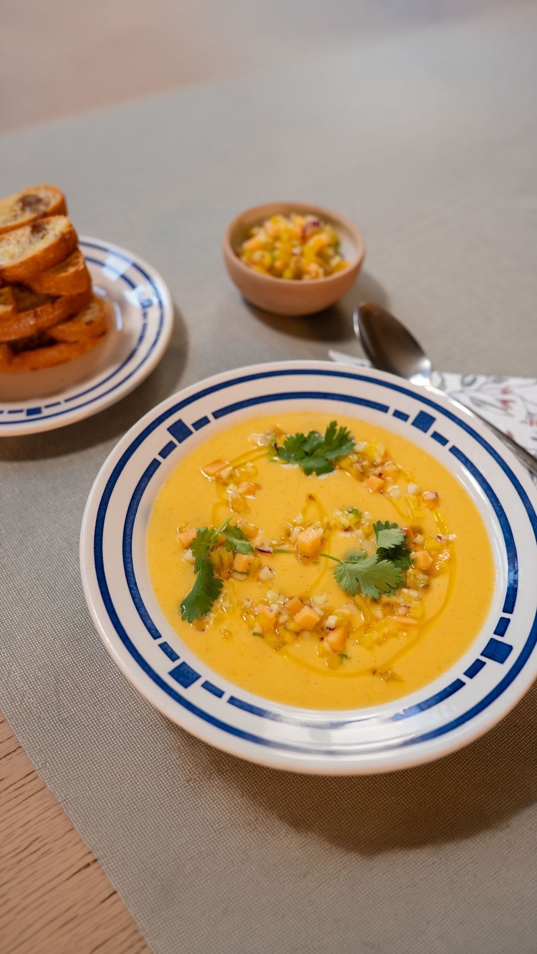 Thaise gazpacho van meloen en kokos, salsa van meloen en jalapeño