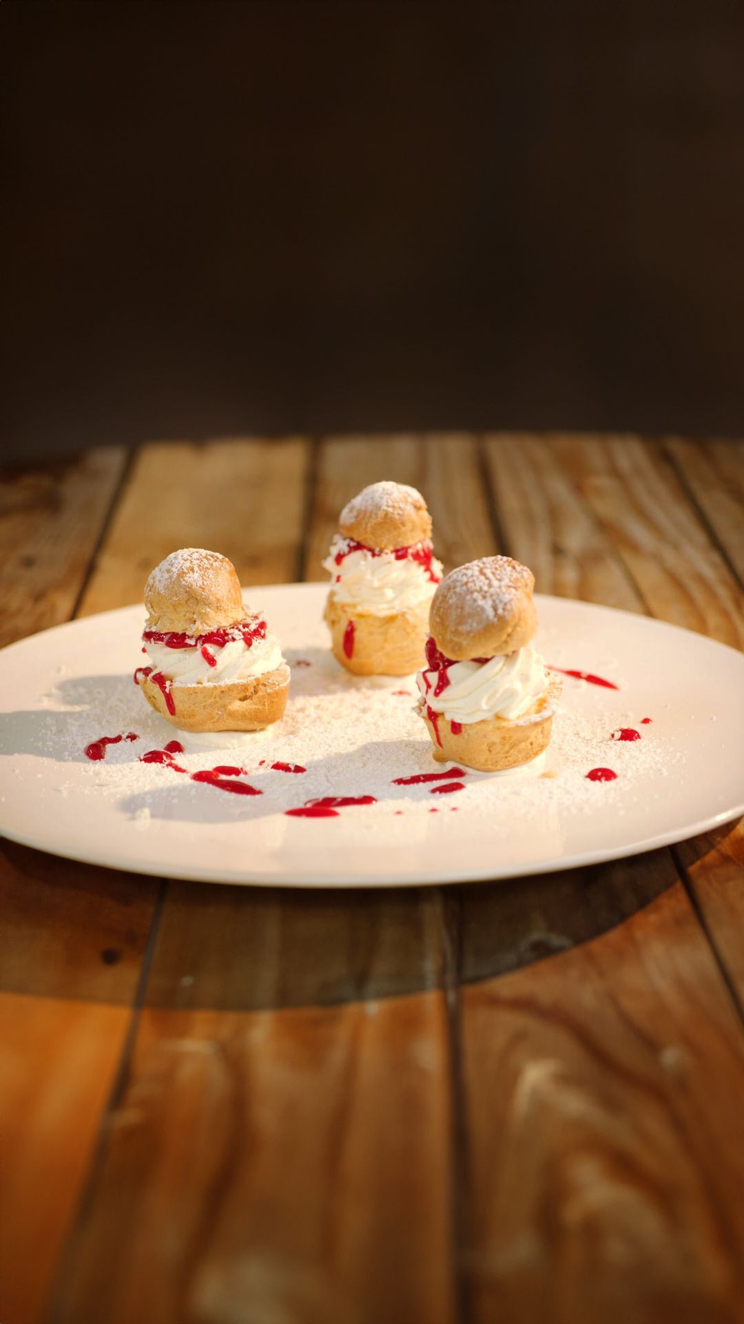 Roomsoezen met framboos en witte chocolade