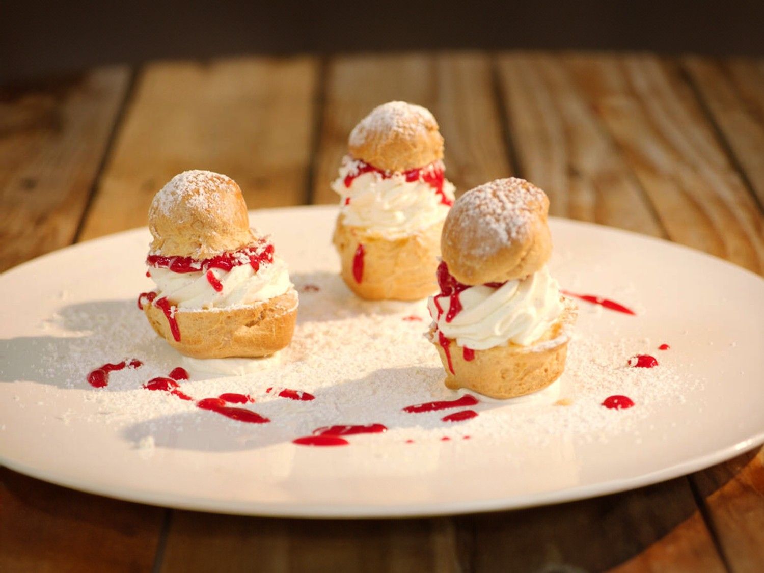 Roomsoezen met framboos en witte chocolade