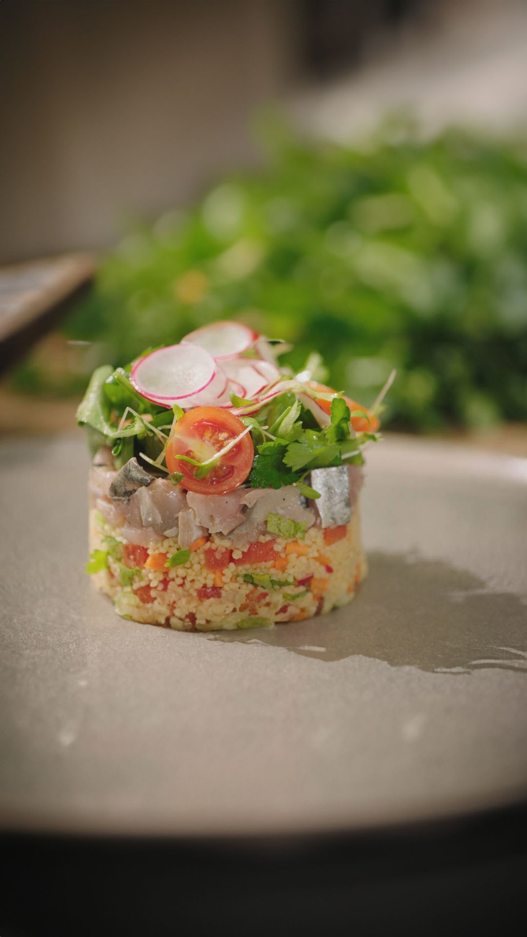 Tartaar van makreel met couscous en avocadosalade