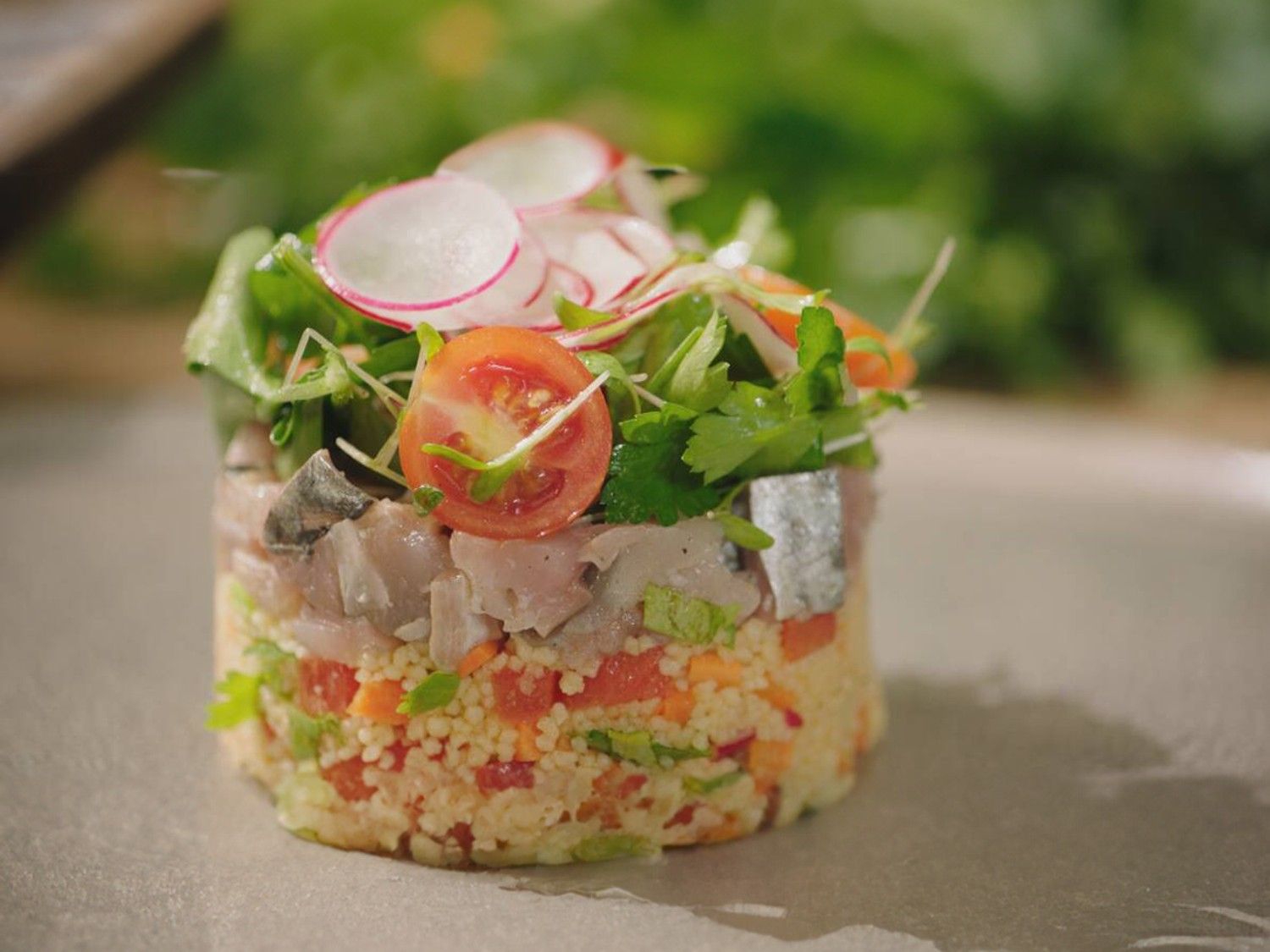 Tartaar van makreel met couscous en avocadosalade