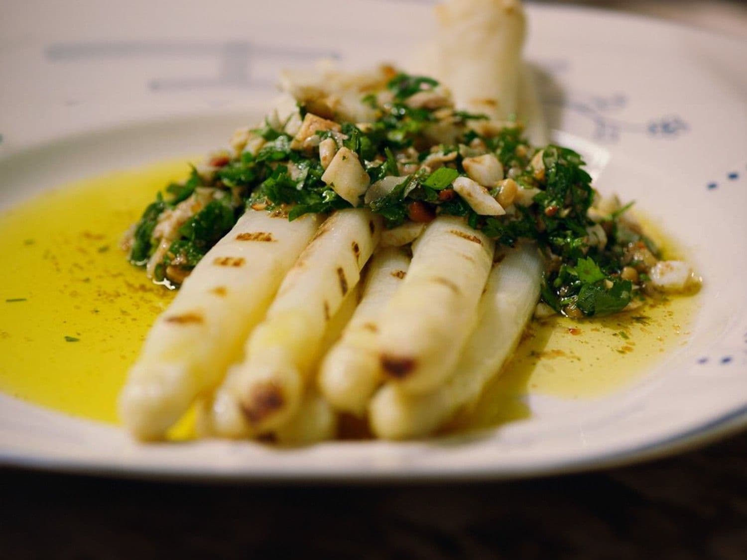 Gegrilde asperges met pesto 'à la flamande'
