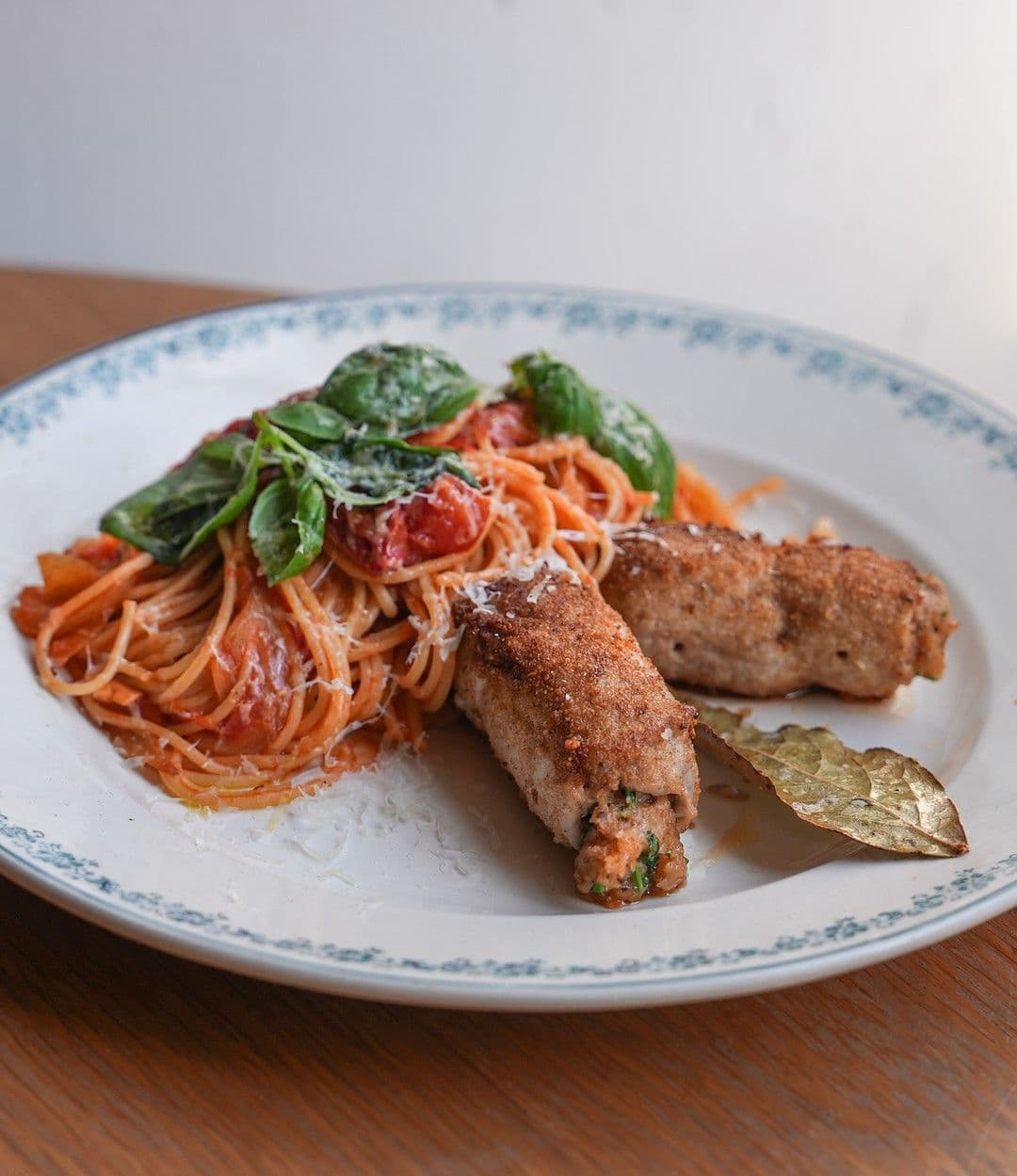 Involtini van kalfsvlees met tomatensaus en pasta