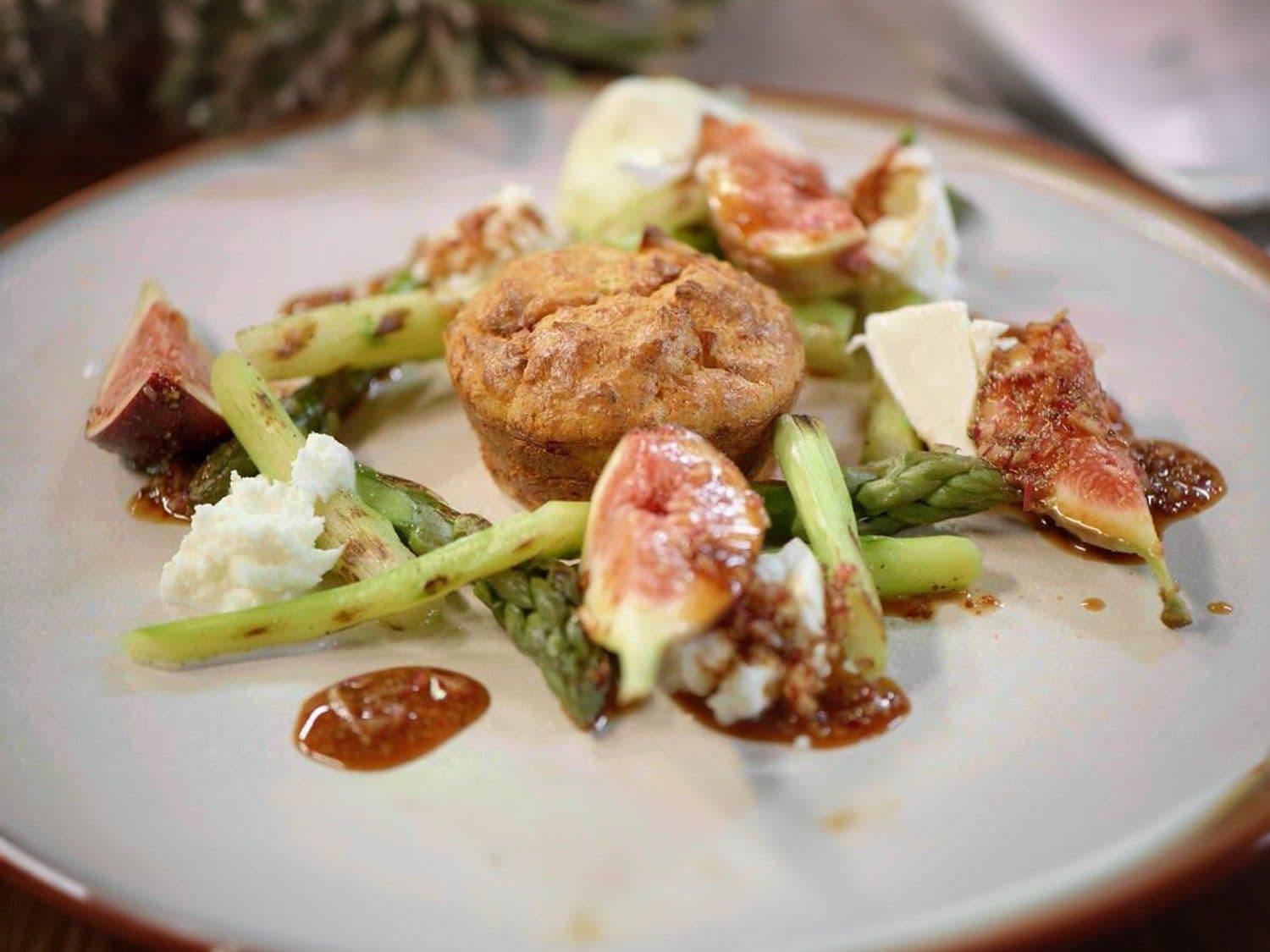 Maismuffins met gegrilde groene asperges, vijgenvinaigrette en buffelmozzarella