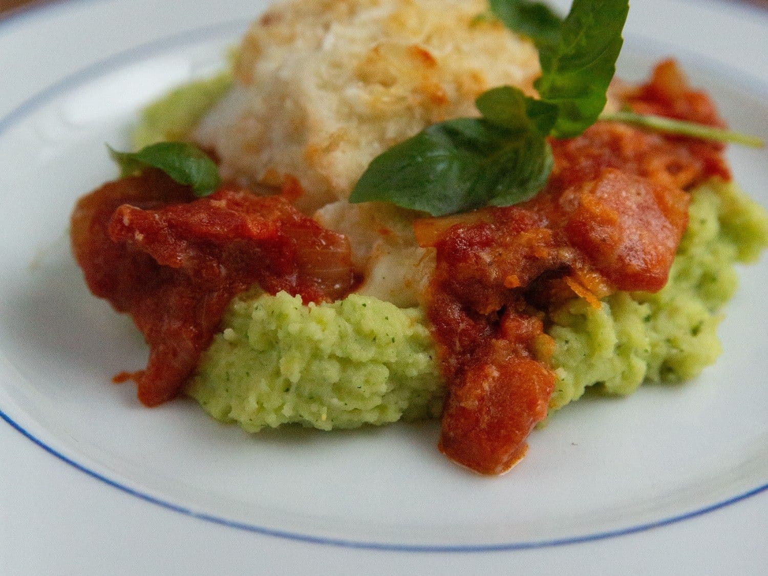Ovenschotel met schelvis, tomatencompote en pestopuree