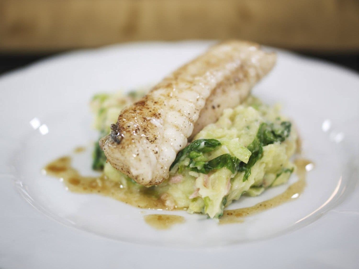 Zeeduivel en geplette aardappel met andijvie en bacon