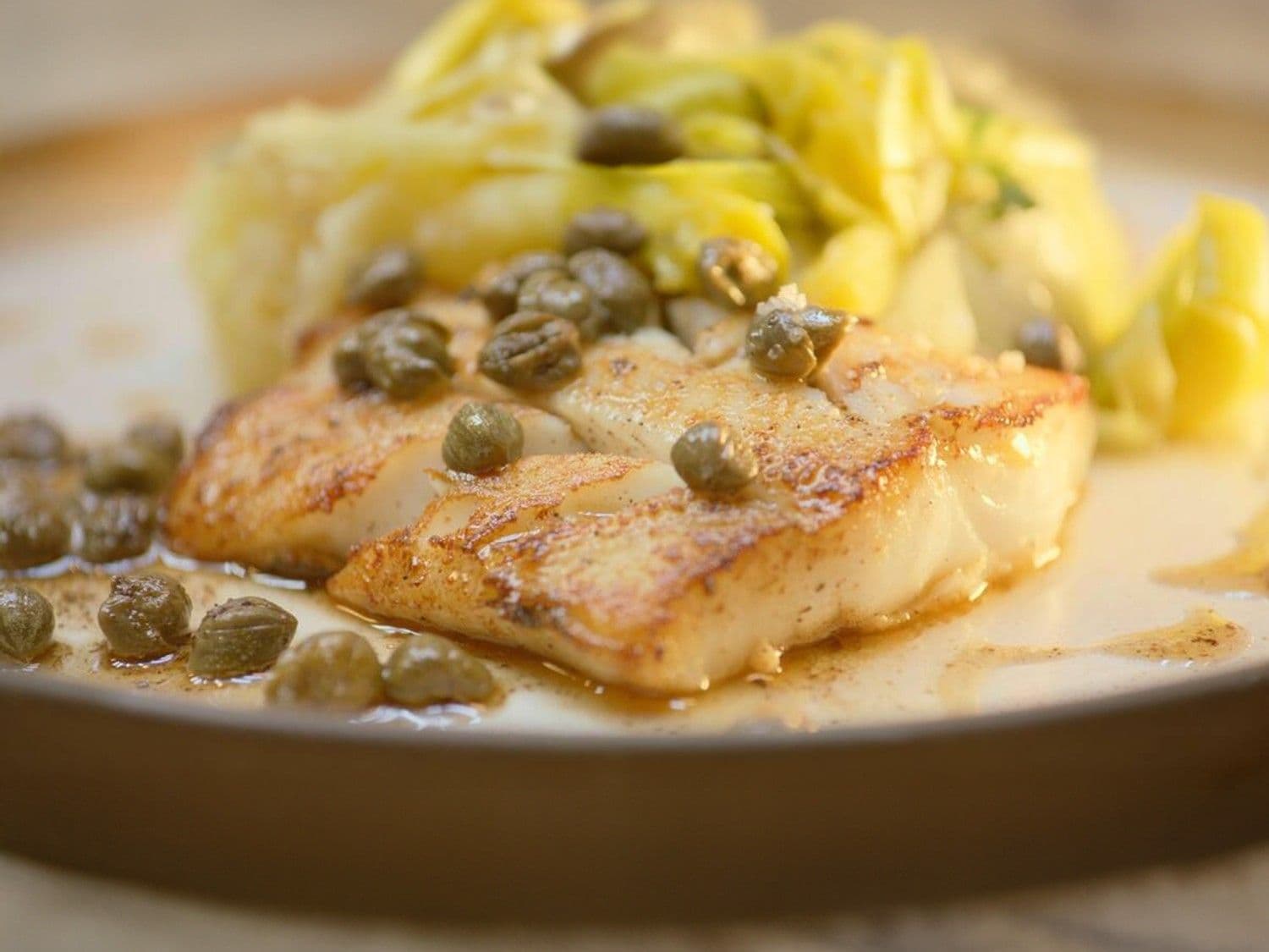 Schelvis met geplette aardappel en gestoofde prei