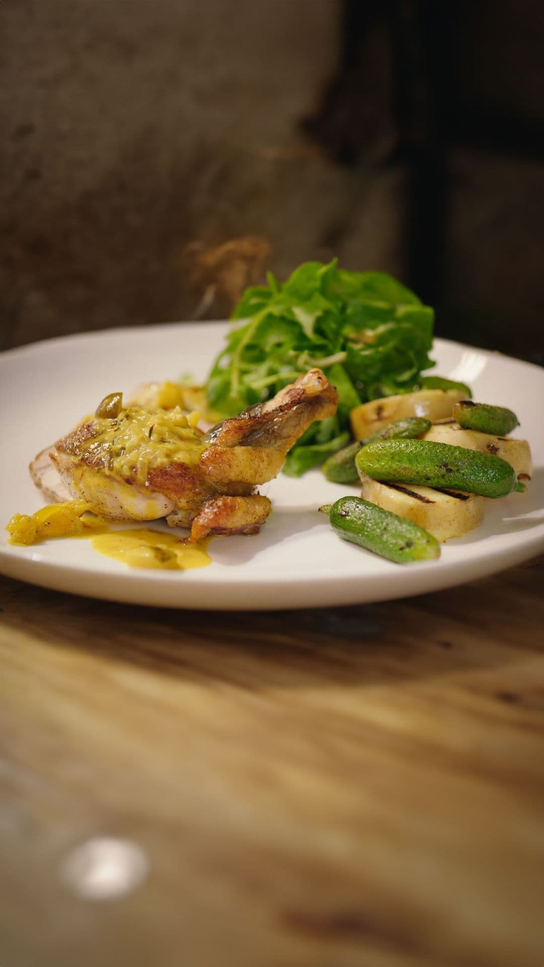 Parelhoen ‘crosse & blackwell’ met gegrilde aardappel en augurk
