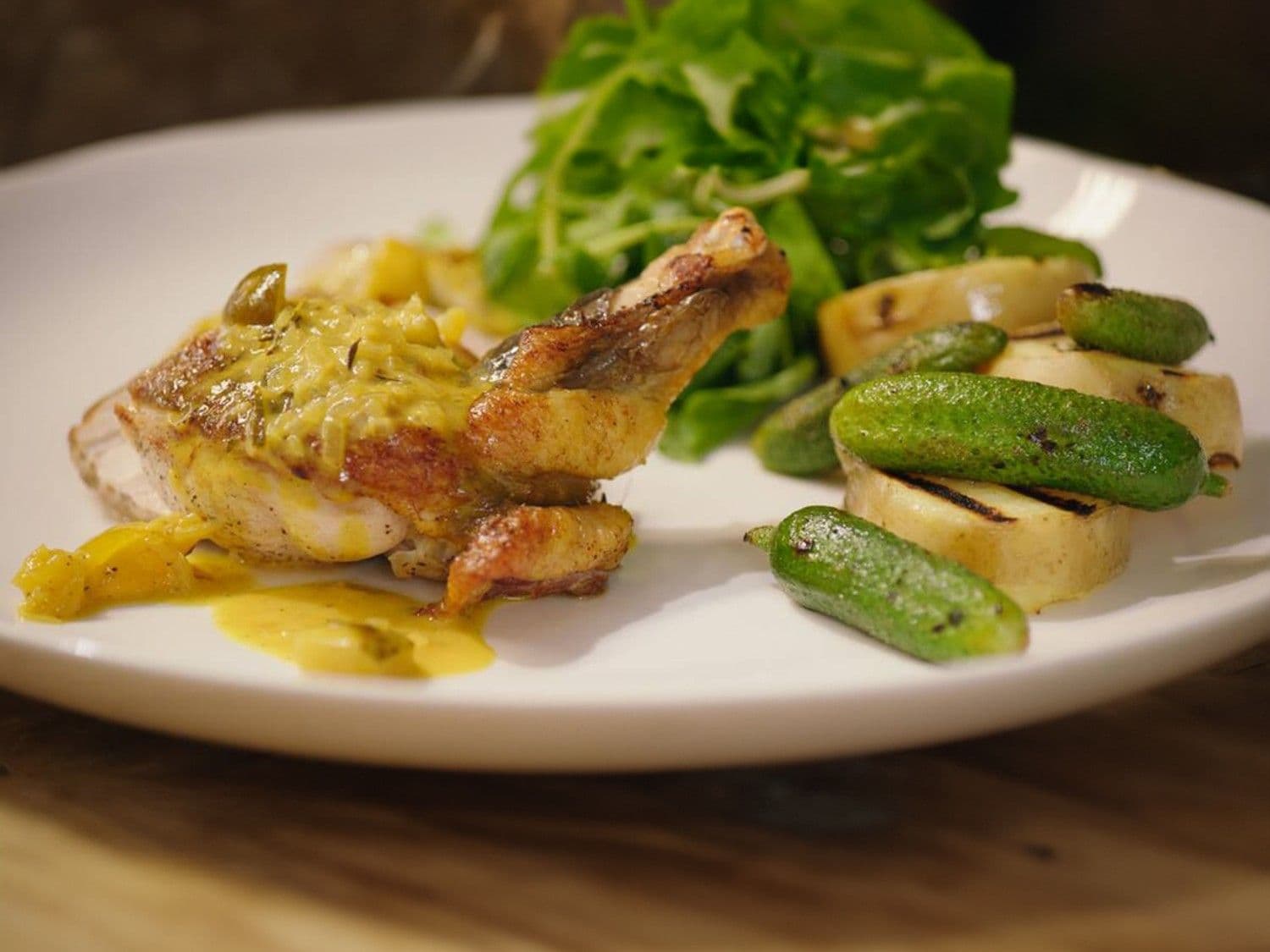 Parelhoen ‘crosse & blackwell’ met gegrilde aardappel en augurk