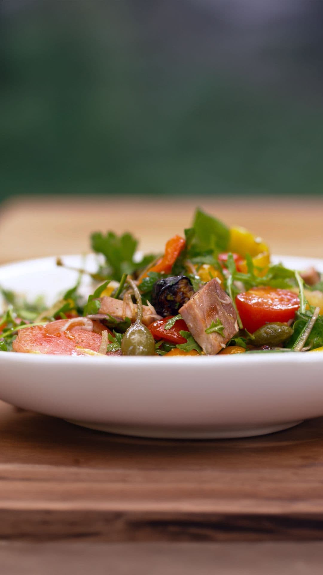 Ratatouillesalade met tomaat en gegrilde beenham