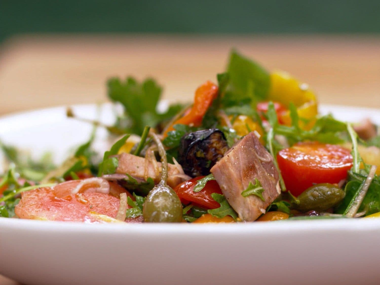 Ratatouillesalade met tomaat en gegrilde beenham