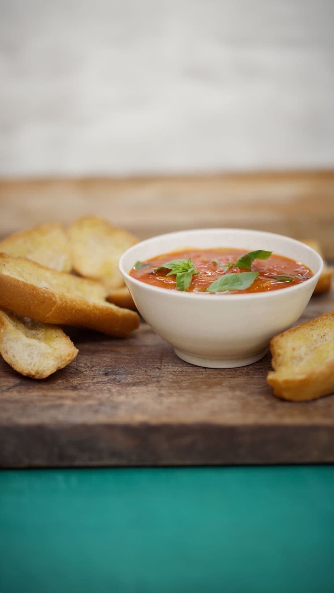 Gemakkelijke tomatensoep ‘all’ arrabiata’  met lookbroodjes
