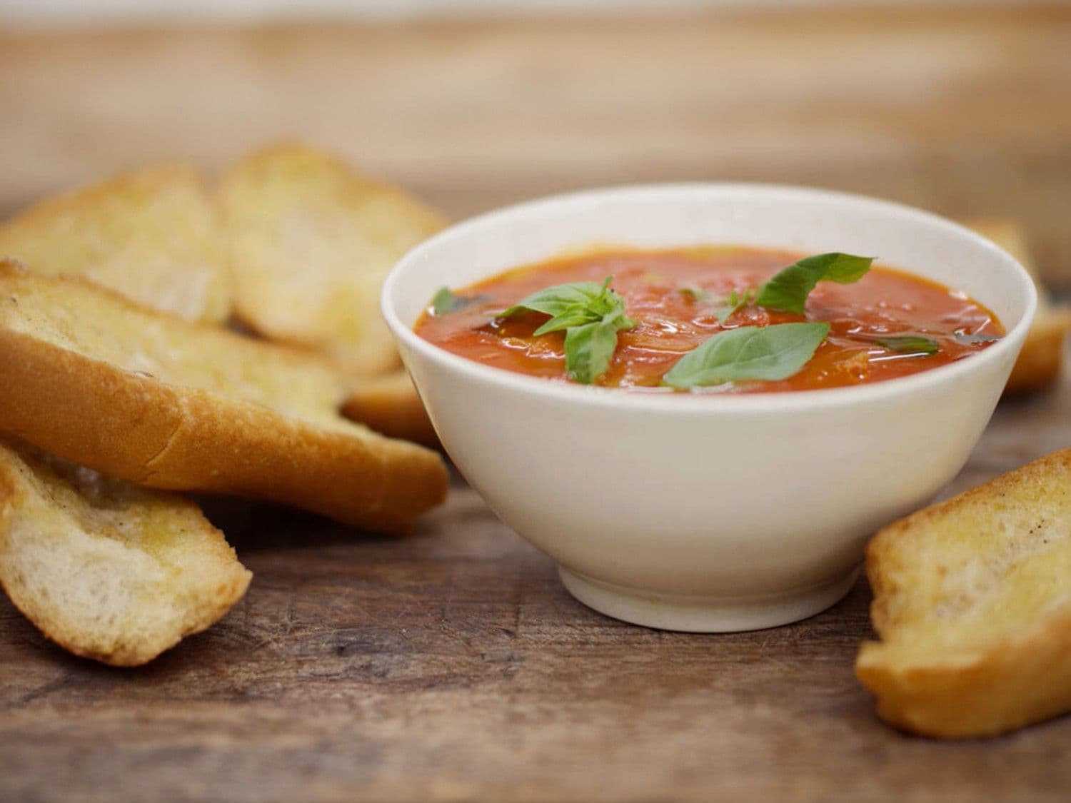 Gemakkelijke tomatensoep ‘all’ arrabiata’  met lookbroodjes