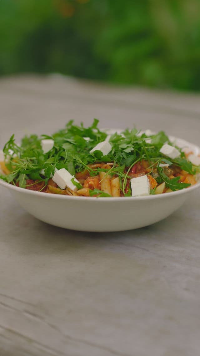 Penne met gebrande paprika's, feta en balsamico