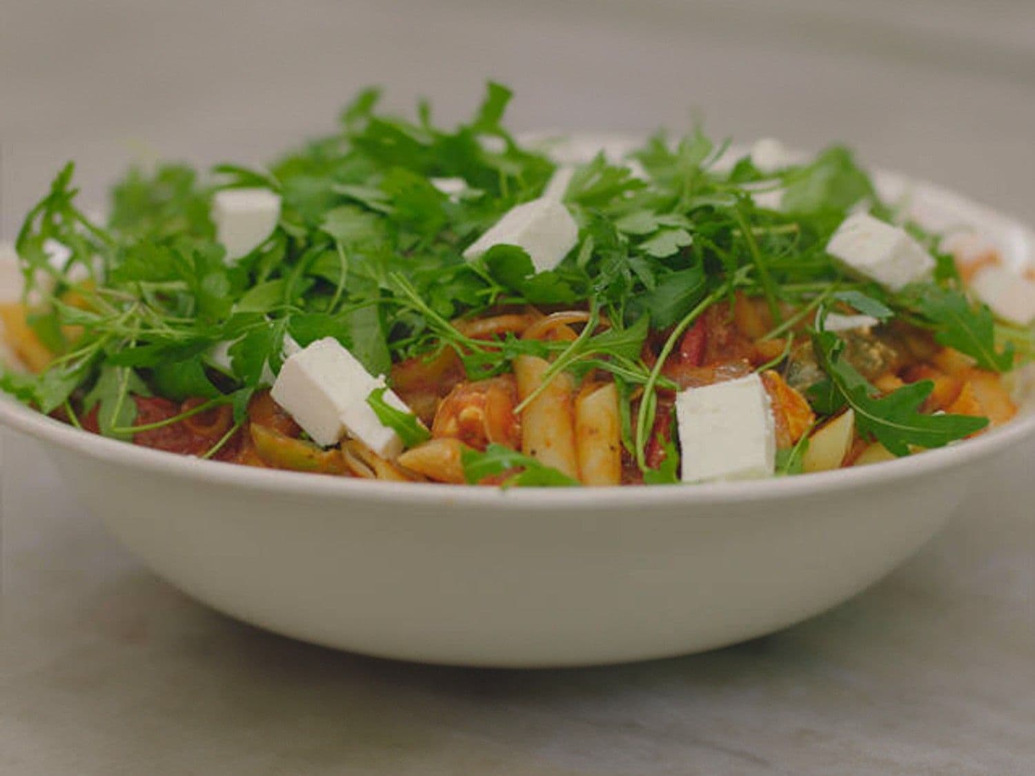 Penne met gebrande paprika's, feta en balsamico